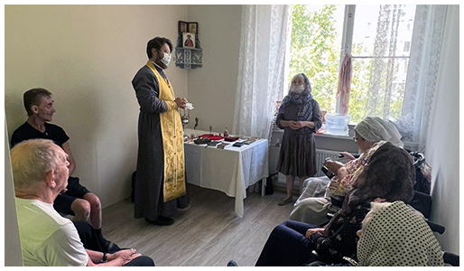 Иерей Олег Забусень с помощниками посетил резиденцию для пожилых людей «Идиллия»