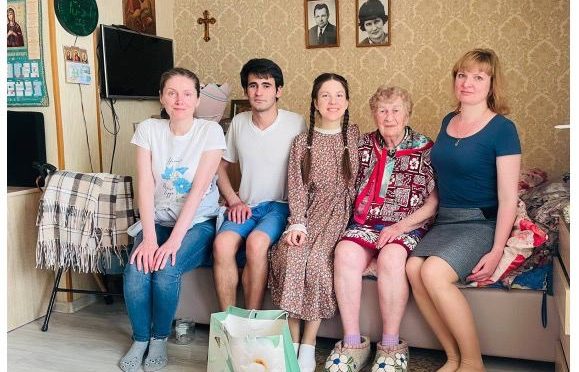 «Филевцы» поздравили пожилых прихожан нашего храма с праздником Пасхи
